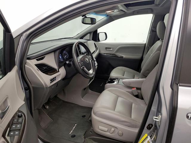 Photo of 2015 Gray Toyota Sienna