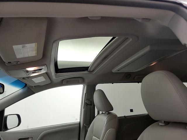 Photo of 2015 Gray Toyota Sienna