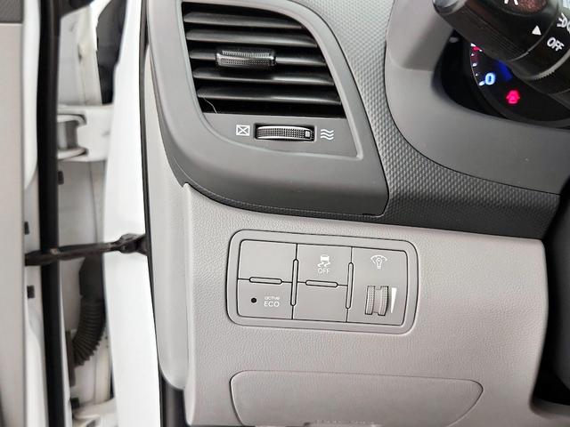 Photo of 2017 White Hyundai Accent