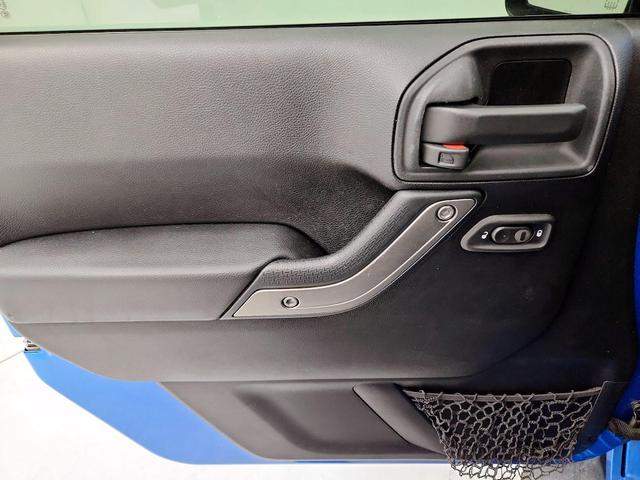 Photo of 2015 Blue Jeep Wrangler