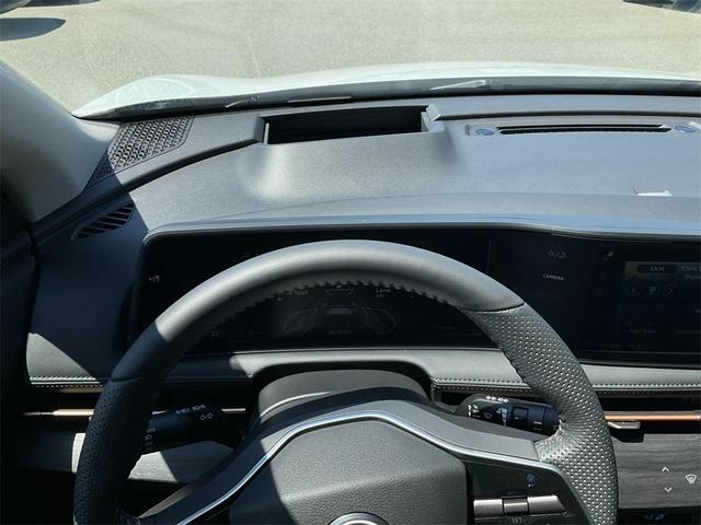 Photo of 2025 2t Wht Blk Roof Nissan ARIYA