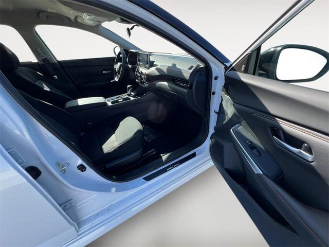 Photo of 2025 White Nissan Sentra