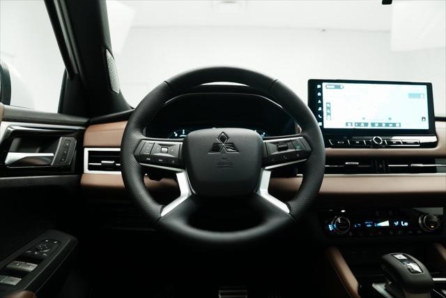 Photo of 2025 White Diamond With Black Roof Mitsubishi Outlander