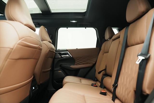 Photo of 2025 White Diamond With Black Roof Mitsubishi Outlander