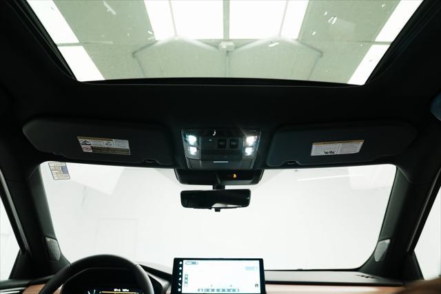 Photo of 2025 White Diamond With Black Roof Mitsubishi Outlander