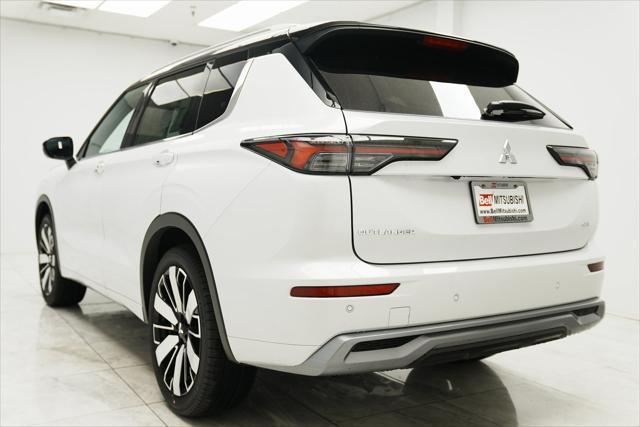 Photo of 2025 White Diamond With Black Roof Mitsubishi Outlander