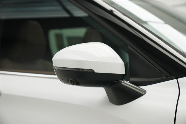 Photo of 2025 White Diamond With Black Roof Mitsubishi Outlander