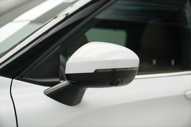 Photo of 2025 White Diamond With Black Roof Mitsubishi Outlander