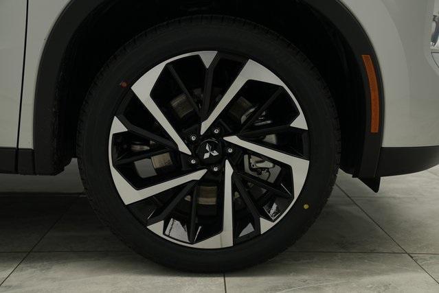 Photo of 2024 Alloy Silver Metallic Mitsubishi Outlander