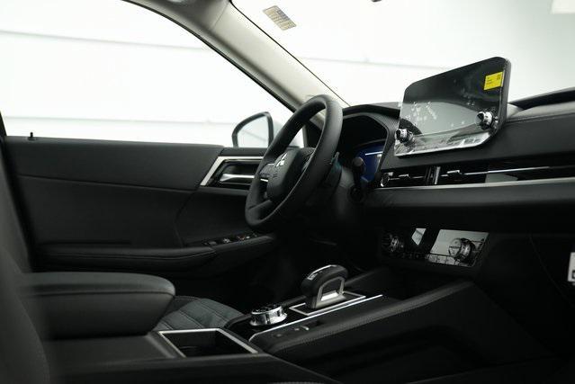 Photo of 2024 Alloy Silver Metallic Mitsubishi Outlander