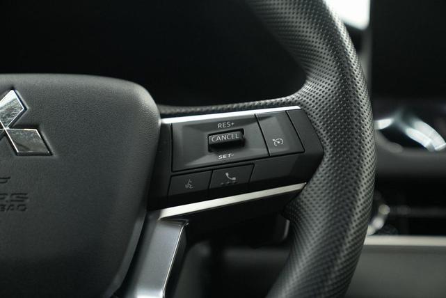 Photo of 2025 Labrador Black Pearl Mitsubishi Outlander