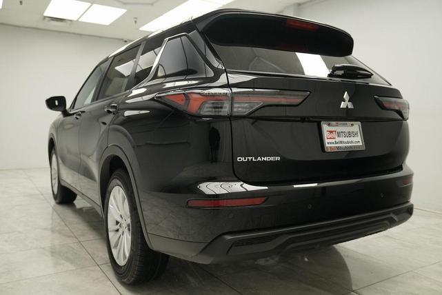 Photo of 2025 Labrador Black Pearl Mitsubishi Outlander