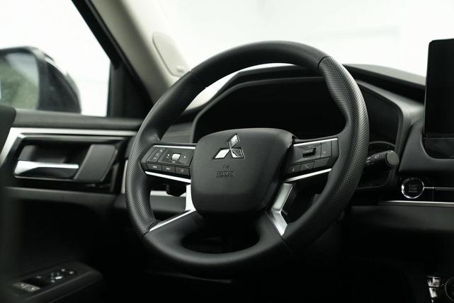 Photo of 2025 Labrador Black Pearl Mitsubishi Outlander