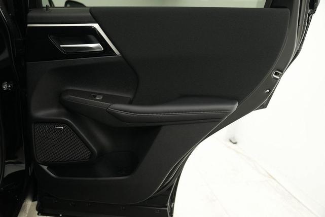 Photo of 2025 Labrador Black Pearl Mitsubishi Outlander