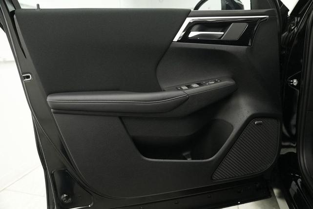 Photo of 2025 Labrador Black Pearl Mitsubishi Outlander