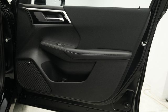 Photo of 2025 Labrador Black Pearl Mitsubishi Outlander