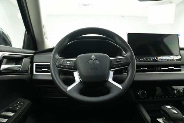 Photo of 2025 Labrador Black Pearl Mitsubishi Outlander