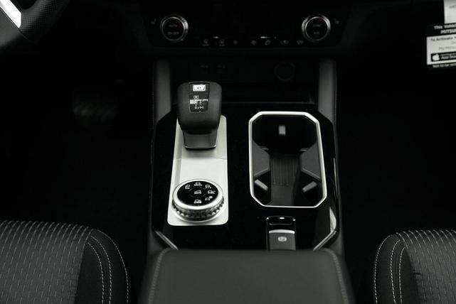 Photo of 2025 Labrador Black Pearl Mitsubishi Outlander