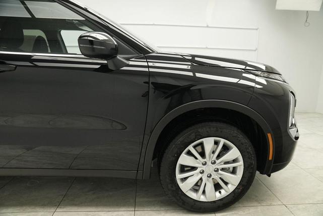 Photo of 2025 Labrador Black Pearl Mitsubishi Outlander