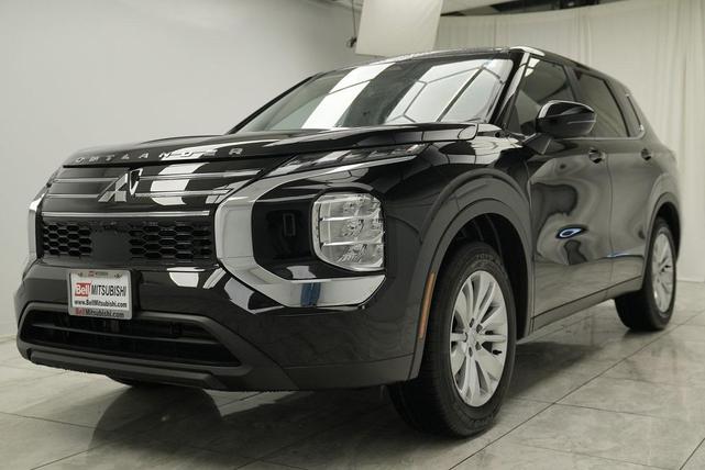 Photo of 2025 Labrador Black Pearl Mitsubishi Outlander