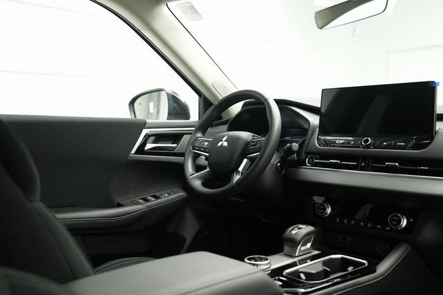 Photo of 2025 Labrador Black Pearl Mitsubishi Outlander