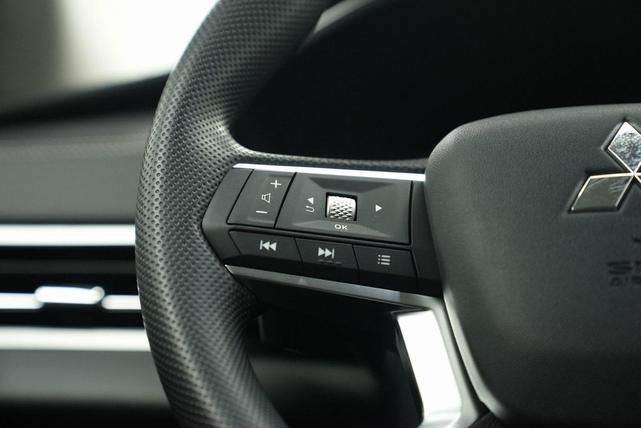 Photo of 2025 Labrador Black Pearl Mitsubishi Outlander