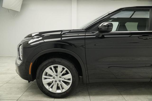 Photo of 2025 Labrador Black Pearl Mitsubishi Outlander