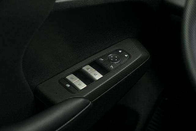 Photo of 2025 Labrador Black Pearl Mitsubishi Outlander