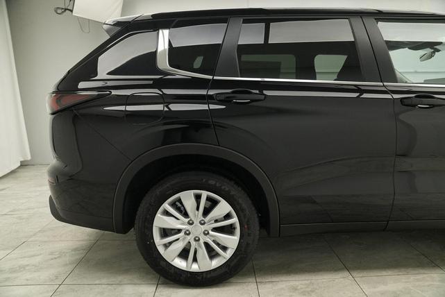 Photo of 2025 Labrador Black Pearl Mitsubishi Outlander