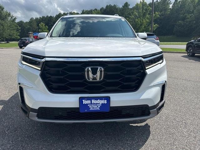 Photo of 2023 White Honda Pilot