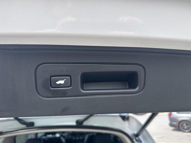 Photo of 2023 White Honda Pilot