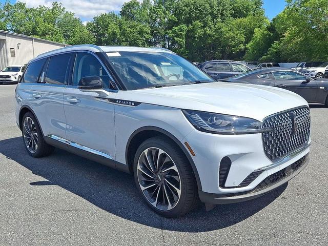 Photo of 2025 Crystal White Metallic Clearcoat Lincoln Aviator