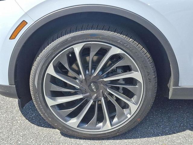 Photo of 2025 Crystal White Metallic Clearcoat Lincoln Aviator