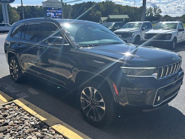 Photo of 2023 Diamond Black Crystal Pearlcoat Jeep Grand Cherokee L