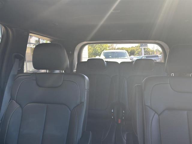 Photo of 2023 Diamond Black Crystal Pearlcoat Jeep Grand Cherokee L