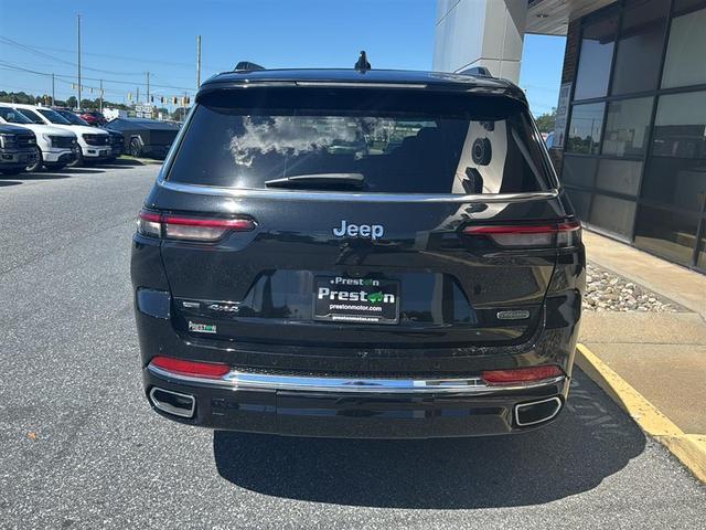 Photo of 2023 Diamond Black Crystal Pearlcoat Jeep Grand Cherokee L