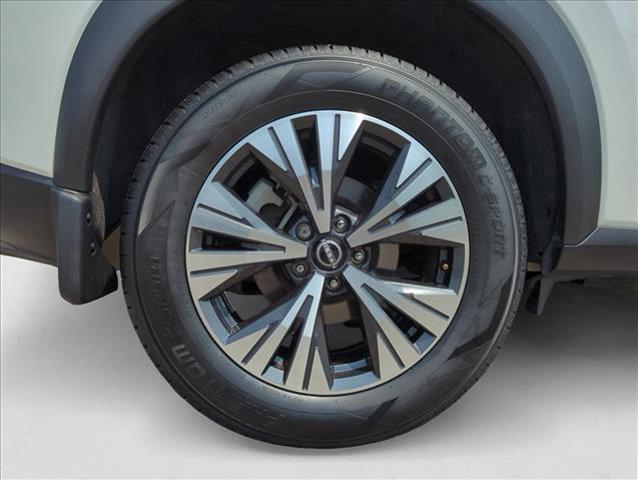 Photo of 2023 Pearl White Tricoat Nissan Rogue