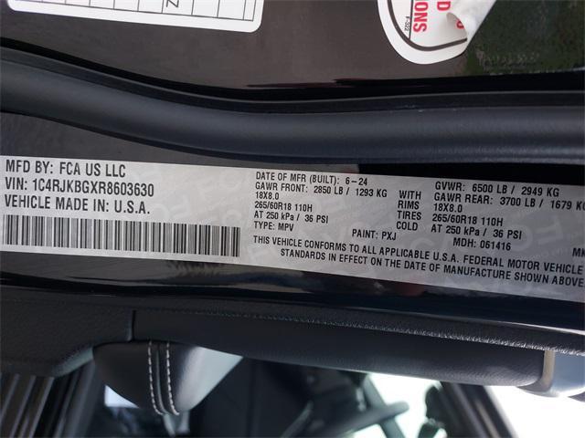 Photo of 2024 Diamond Black Crystal Pearlcoat Jeep Grand Cherokee L