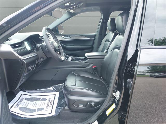 Photo of 2024 Diamond Black Crystal Pearlcoat Jeep Grand Cherokee L