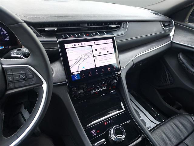 Photo of 2024 Diamond Black Crystal Pearlcoat Jeep Grand Cherokee L