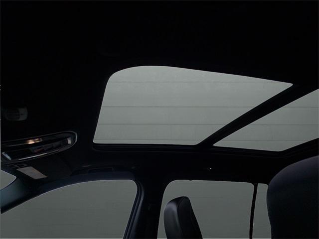 Photo of 2024 Diamond Black Crystal Pearlcoat Jeep Grand Cherokee L