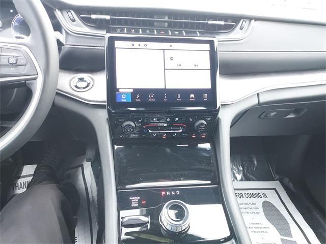 Photo of 2024 Diamond Black Crystal Pearlcoat Jeep Grand Cherokee L