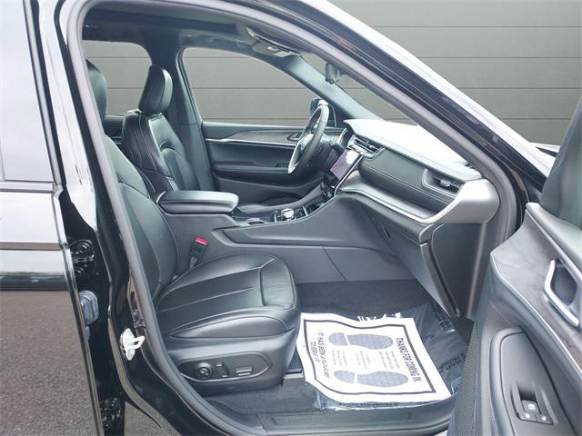 Photo of 2024 Diamond Black Crystal Pearlcoat Jeep Grand Cherokee L