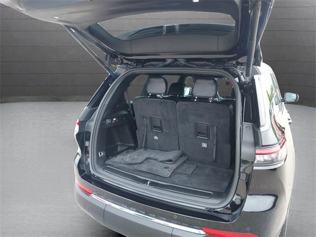 Photo of 2024 Diamond Black Crystal Pearlcoat Jeep Grand Cherokee L