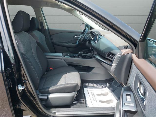 Photo of 2023 Super Black Nissan Rogue