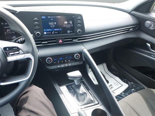 Photo of 2022 Shimmering Silver Pearl Hyundai ELANTRA