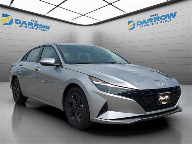 Photo of 2022 Shimmering Silver Pearl Hyundai ELANTRA