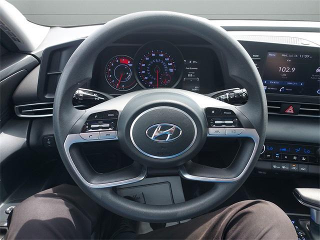 Photo of 2022 Shimmering Silver Pearl Hyundai ELANTRA