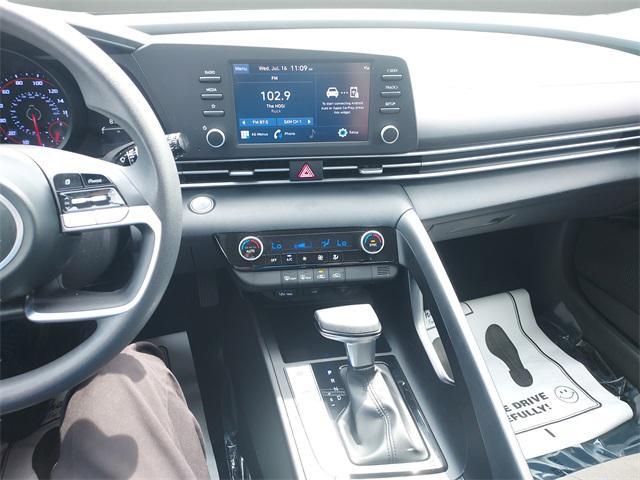 Photo of 2022 Shimmering Silver Pearl Hyundai ELANTRA