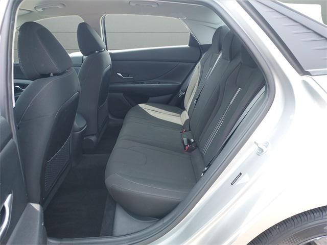 Photo of 2022 Shimmering Silver Pearl Hyundai ELANTRA